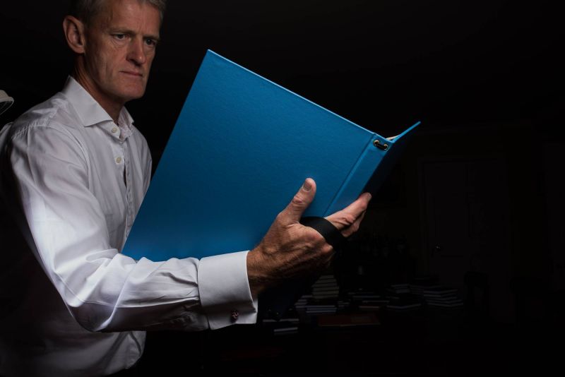 Choir folder with hand strap